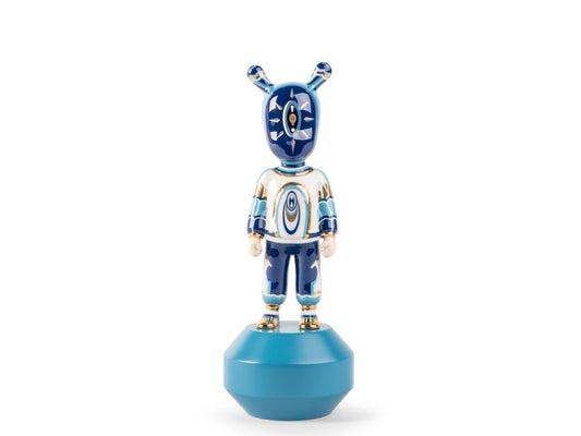 A humanoid figure on a rounded base, decorated with abstracted white, blue and gold clothing patterns