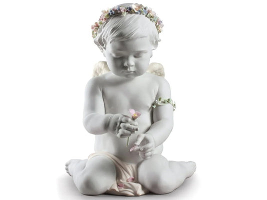 This cherub, a charming rendition of Cupid inspired by the Renaissance angels, has not only received its wings but serves as a magnificent testament to the sculpting and decorative artistry of Lladró's talented artists.