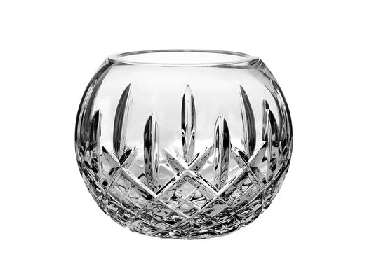 This Royal Scot Crystal London Vase - Posy / Miniature has been hand-cut by skilled craftspeople with the single-flicked London design all around its body. Petite in stature, this vase is ideal for displaying short-stemmed flowers such as daisies or posies, and would make a lovely decorative piece.