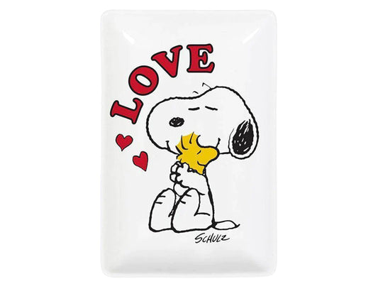 Magpie x Peanuts brings Snoopy &amp; Woodstock to life on this adorable trinket tray, depicting the lovable duo in a heart warming embrace. Surrounding them are two red hearts with the&nbsp;word Love, playfully curved around Snoopy's head. Whether as a thoughtful gift for Peanuts enthusiasts or a whimsical addition to your décor, this tray brings joy to any space.