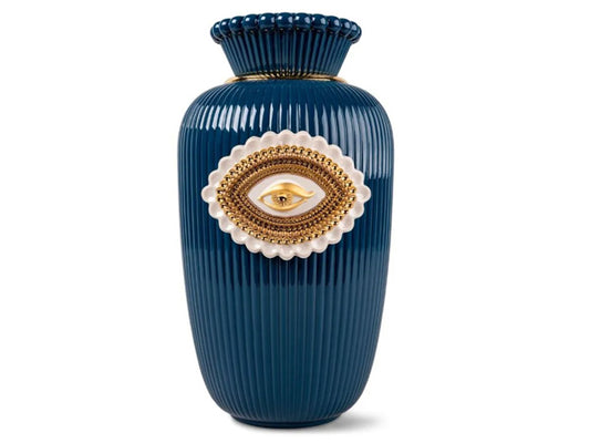 In this instance, we present a vase adorned with a meticulously etched eye on fine porcelain. The vase is adorned with a striking combination of vivid Saxony blue and golden luster on white porcelain. This creation is not only functional but also profoundly mesmerizing, offering a contemporary interpretation of a tradition rich in meaning.