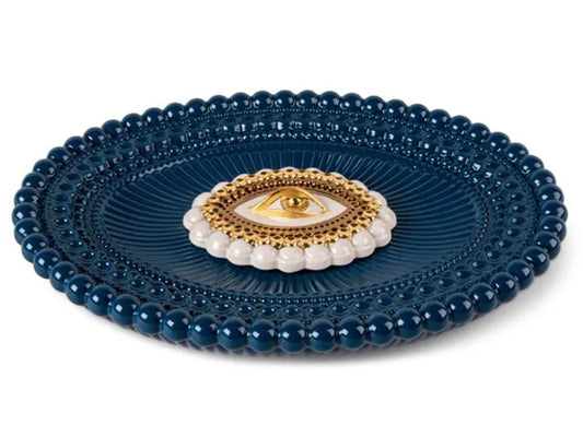 Our Lover's Eyes collection draws inspiration from this tradition, bringing it into the 21st century with functional objects featuring captivating eye designs. Take, for example, our tray adorned with a vividly detailed eye on fine porcelain, embellished with intense Saxony blue and golden luster.