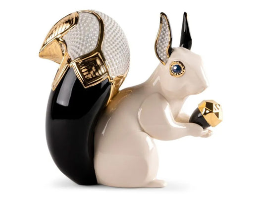 First, the sculpture draws inspiration from the clean geometric lines of art deco, with distinctive herringbone patterns on the tail. Secondly, the decoration choice, featuring deep black, pearly gray accents resembling "pearls," and sapphire blue eyes encased in golden luster