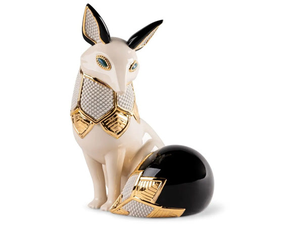 Firstly, the sculpture draws inspiration from the clean geometric lines of art deco, as evidenced by the herringbone patterns adorning its back. Secondly, the chosen decoration, including the rich black hues, the pearly gray accents that emulate countless "pearls," and the emerald green eyes outlined in golden luster, encapsulate the spirit of fine jewelry meticulously crafted in porcelain.
