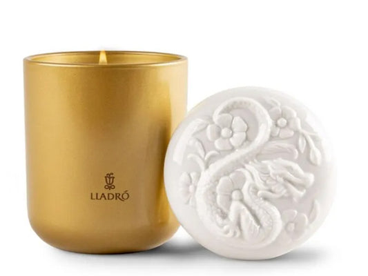 This exquisite candle includes a glass holder and a white porcelain lid, featuring a finely detailed etching of a dragon in both glazed and matte finishes. Inside the glass holder, you'll find 200 grams of natural wax infused with the captivating Redwood Fire scent, characterized by notes of violet, mimosa, sandalwood, and cedar.