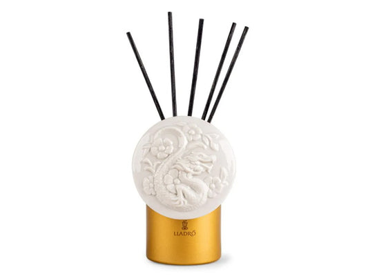 Our Dragon diffuser features a glass holder and a white porcelain lid, beautifully etched with a dragon design in both glazed and matte finishes. Inside the glass holder, you'll find 100 ml of perfume infused with the captivating Redwood Fire scent, boasting notes of violet, mimosa, sandalwood, and cedar.