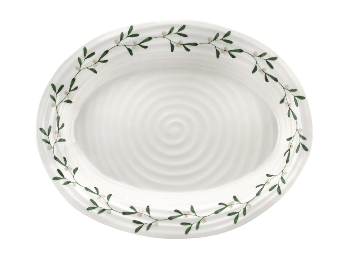 This oval platter is part of Sophie Conran's Mistletoe range and is decorated with a ring of mistletoe leaves printed around its outer edge. The piece is made of a white porcelain that has been finished with a clear glaze and textured with a ripple effect, and is ideal for roasting a small joint of meat or serving up vegetables to share.
