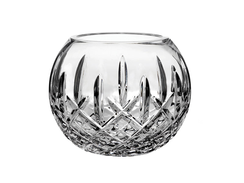 This Royal Scot Crystal London Vase - Posy / Miniature has been hand-cut by skilled craftspeople with the single-flicked London design all around its body. Petite in stature, this vase is ideal for displaying short-stemmed flowers such as daisies or posies, and would make a lovely decorative piece.