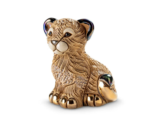 De Rosa seated lion cub figurine with textured golden-brown fur, gold-toned paws and tail, cream muzzle and iridescent accents.