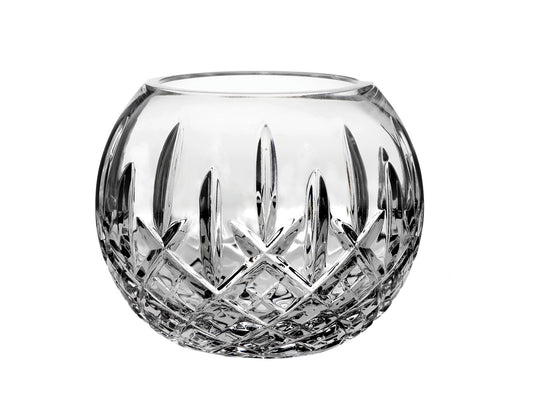This Royal Scot Crystal London Vase - Posy / Small has been hand cut by expert artisans to achieve the delicate single-flicked London design. Small in stature, this vase is perfect for displaying shorter-stemmed flowers.
