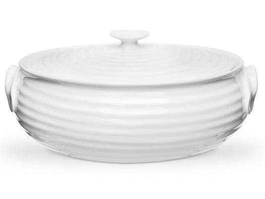 This Sophie Conran Small Oval Casserole dish has been designed with a textured ripple effect and is made of a white ceramic finished with a clear glaze. Ideal for serving 2 to 3 people, this piece has oven to table properties and can also be microwaved, frozen and put in the dishwasher.